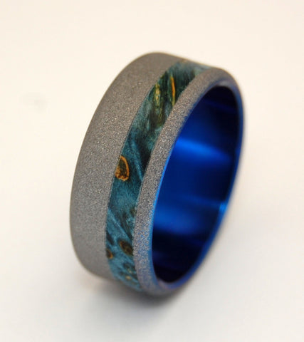 When the moon hits your eye... An offset Blue Box Elder inlay offers celestial energy, while a sandblast finish adds sparkling moon-rock luster. An anodized Sapphire Blue interior glows from within. Pictured at 7.9mm.